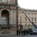 Una coppia con figli e altri piccoli criminali, ecco chi sono gli autori del colpo al Louvre