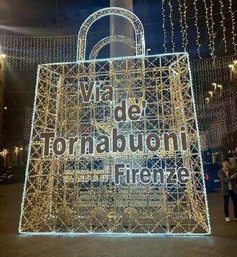 Via de’ Tornabuoni illumina il Natale a Firenze