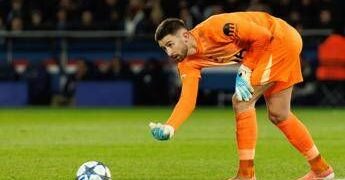 Vicario esce dalla porta e regala il gol al Fulham, che papera in Premier League