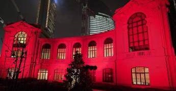 Violenza su donne, Fondazione Fiera Milano illumina di rosso sede Palazzina degli Orafi