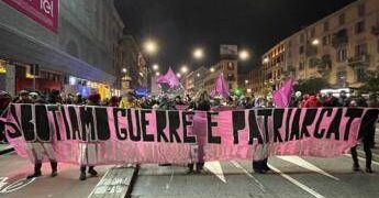 Violenza sulle donne, cortei a Milano e Torino con omaggio a Ornella Vanoni