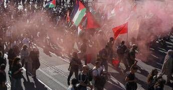 Virtus-Maccabi, corteo Pro Pal contro la squadra israeliana. Bologna blindata