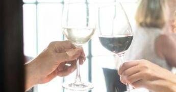 A cena con un’altra donna, moglie lo scopre da video spot ristorante e lo lascia