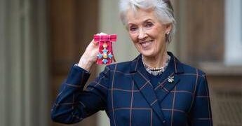 Addio a Joanna Trollope, la regina dei romanzi rosa aveva 82 anni
