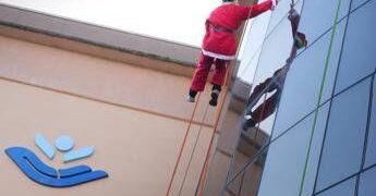 Al Bambino Gesù sguardi al cielo per l’arrivo di Babbo Natale