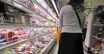 Alimentazione, nuovi anti obesità cambiano i consumi, giù spesa in ristoranti e supermarket