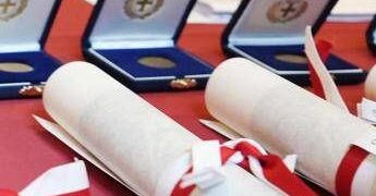 Ambrogini, cerimonia senza contestazioni: standing ovation per poliziotto ferito