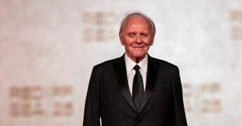 Anthony Hopkins, 50 anni di sobrietà. Il messaggio per chi lotta: “Scegliete la vita”