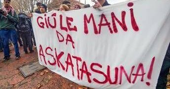Askatasuna, a Torino corteo contro lo sgombero del centro sociale: “Oggi non è data di fine ma di inizio”