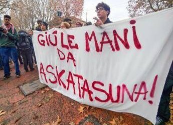 Askatasuna, a Torino corteo contro lo sgombero del centro sociale: “Oggi non è data di fine ma di inizio”
