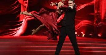 Ballando, Lucarelli furiosa con Colombari-Favilla: “Vi metterei le mani addosso”