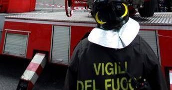 Bari, incendio in centro logistico. Fiamme alte fino a 10 metri