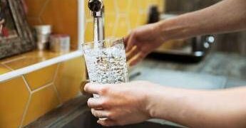 Bere 2 litri d’acqua al giorno per un cuore sano, cosa dice il medico