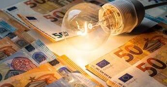 Bollette della luce, in arrivo il bonus di 55 euro contro il caro energia