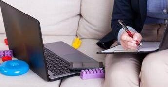 Bonus mamme lavoratrici, c’è tempo fino al 9 dicembre per richiederlo: cosa fare e a chi spetta