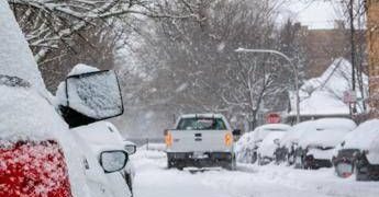 Camionista ignora segnali, segue Gps e rimane bloccato nella neve: niente cenone di Natale