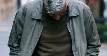 Capelli grigi e bianchi, non è solo questione di età: le cause e gli studi