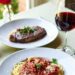 Carne, vino, pasta: le regole a tavola per vivere meglio (e di più)