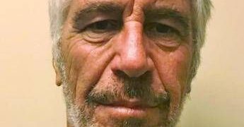 Caso Epstein, diffuse nuove immagini con Trump, Bannon, Clinton e Gates