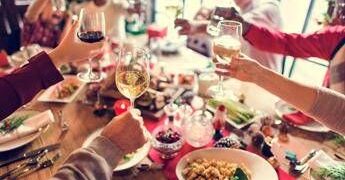 Cenare presto d’inverno, il consiglio del medico: “Ecco perché è meglio”