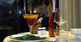 Cenone di Capodanno, da numero bicchieri a centimetri tra i piatti: 5 errori da evitare a tavola