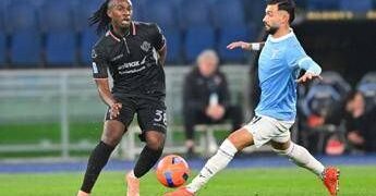 Contatto Castellanos-Terracciano in area, niente rigore: proteste in Lazio-Cremonese