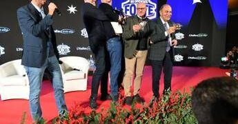 Crosetto prova a prendere in braccio Renzi, siparietto ad Atreju