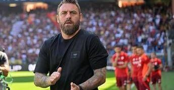 De Rossi all’Olimpico per Roma-Genoa, il legame con i tifosi e un torto difficile da sanare