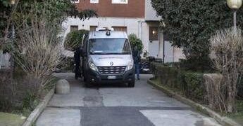 Donna trovata morta in cortile a Milano, non è ancora stata identificata