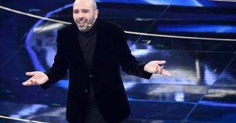 Dono di Natale da Checco Zalone, stasera videomessaggio su Mediaset a reti unificate