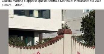 Donzelli pubblica foto scritta su muro: “‘Spara a Giorgia’ a firma Br, non ci fermeremo”