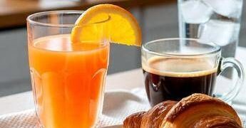 Ecco le 6 bevande da evitare al mattino, i pro e contro: cosa dice l’immunologo