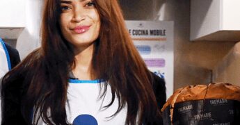 Elodie volontaria a Milano, serve i senzatetto alla cena di Natale