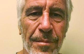 Epstein, pubblicati i file: c’è anche Clinton in piscina
