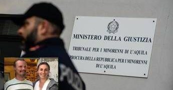 Famiglia nel bosco, il papà potrebbe trascorrere il Natale con i tre figli: attesa decisione