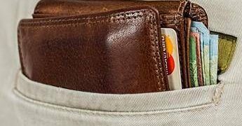 Foggia, migrante trova portafoglio con 500 euro e lo riconsegna alla Polizia Locale