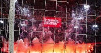 Fumogeni e fuochi d’artificio in campo, sospesa e rinviata Ajax-Groningen
