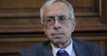 Generali, De Mattia (ex Bankitalia): “Addio a Natixis? Fatto positivo, operazione diffusamente criticata”