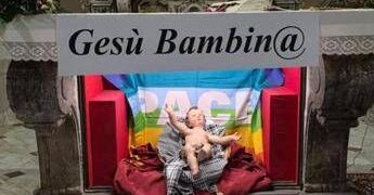 Gesù è una bambina nel presepe, Don Vitaliano: “Dio si incarna anche nelle donne”