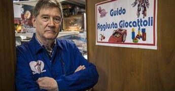 Il Natale di Guido “L’Aggiustagiocattoli”, il pensionato che sistema e dona i regali usati
