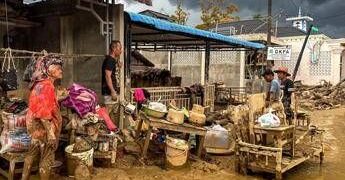 Inondazioni in Indonesia, più di 880 morti a Sumatra. Migliaia i feriti, centinaia i dispersi