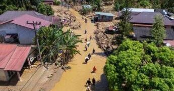 Inondazioni in Indonesia, sale il bilancio: 800 morti e 650 dispersi