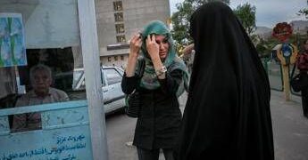 Iran, donne corrono la maratona senza velo: per gli organizzatori scatta il “procedimento penale”