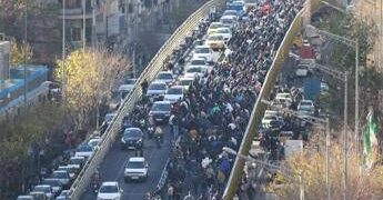 Iran, la protesta di allarga agli atenei: scendono in piazza gli studenti