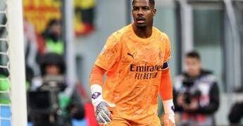 Manata di Maignan a Politano, niente espulsione: polemiche in Napoli-Milan