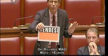 Manovra, Magi con cartello ‘vendesi’ in Aula: “Democrazia parlamentare sta marcendo”