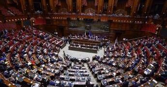 Manovra, ‘Natale ad Atreju’ e aiuti alle gattare: la lunga notte dei deputati alla Camera