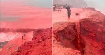 Mare ‘rosso sangue’ in Iran, lo spettacolo sull’isola di Hormuz