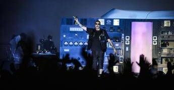 Marracash libero e felice, lo show con cui (ri)conquista la ‘sua’ Milano