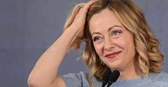 Meloni ai suoi: “Avete lavorato bene, ora riposatevi”. Resta il ‘mistero’ sul regalo